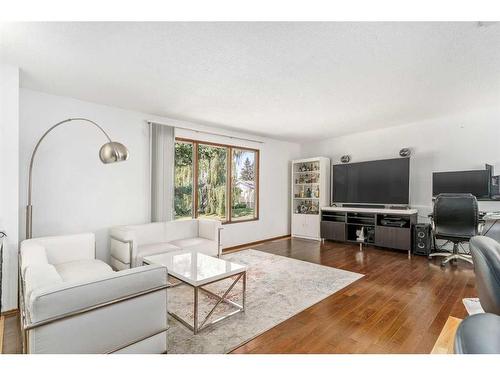 79 Lake Sylvan Close Se, Calgary, AB - Indoor Photo Showing Living Room