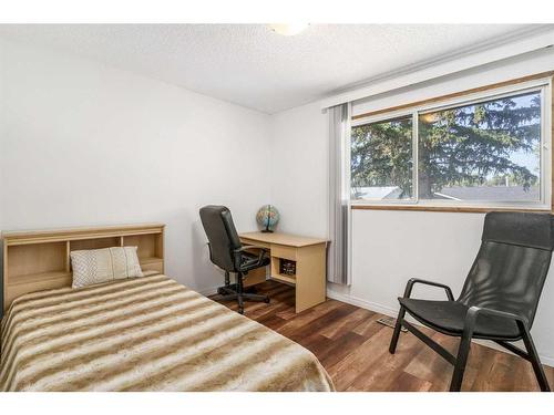 79 Lake Sylvan Close Se, Calgary, AB - Indoor Photo Showing Bedroom