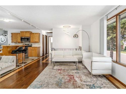 79 Lake Sylvan Close Se, Calgary, AB - Indoor Photo Showing Living Room