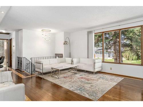 79 Lake Sylvan Close Se, Calgary, AB - Indoor Photo Showing Living Room