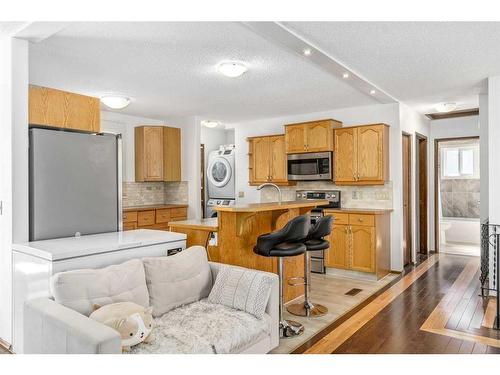 79 Lake Sylvan Close Se, Calgary, AB - Indoor Photo Showing Kitchen