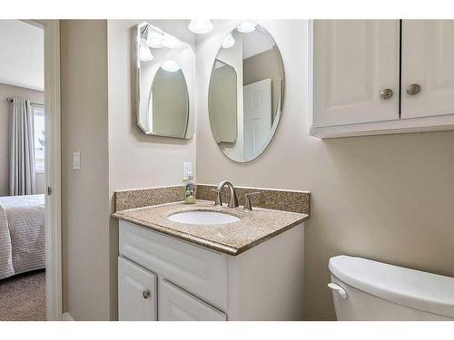 44 Sunhurst Place Se, Calgary, AB - Indoor Photo Showing Bathroom