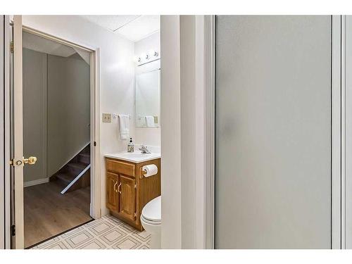 44 Sunhurst Place Se, Calgary, AB - Indoor Photo Showing Bathroom