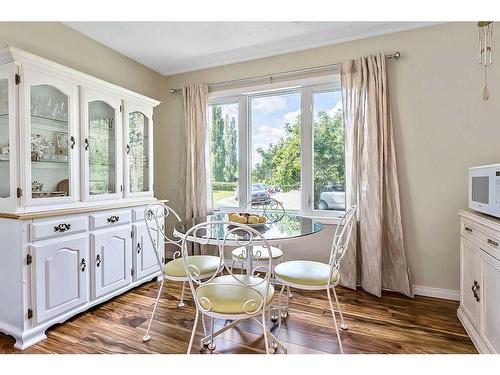 44 Sunhurst Place Se, Calgary, AB - Indoor Photo Showing Dining Room