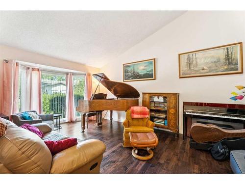 120 Tucker Road Se, Airdrie, AB - Indoor Photo Showing Living Room