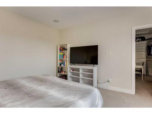 103-1921 27 Street Sw, Calgary, AB - Indoor Photo Showing Bedroom