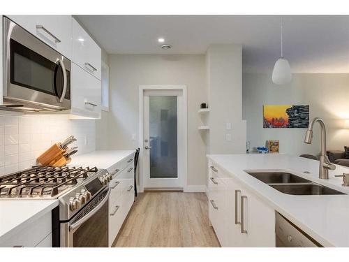 103-1921 27 Street Sw, Calgary, AB - Indoor Photo Showing Kitchen With Double Sink With Upgraded Kitchen