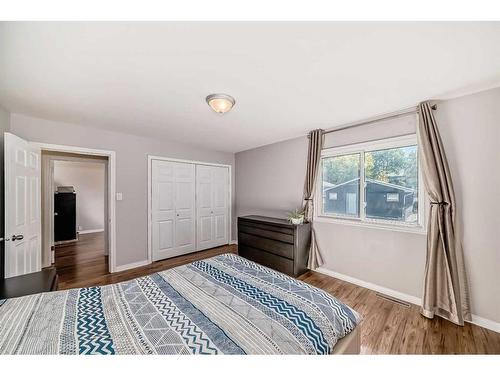 305 32 Avenue Ne, Calgary, AB - Indoor Photo Showing Bedroom