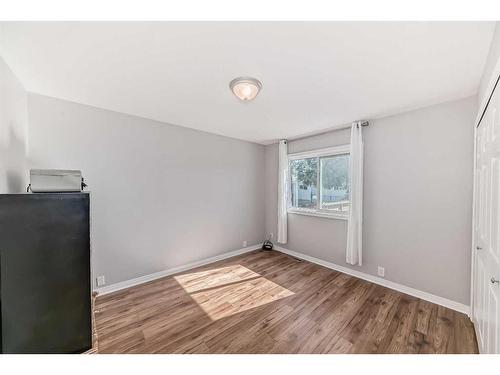 305 32 Avenue Ne, Calgary, AB - Indoor Photo Showing Other Room