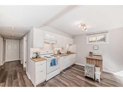 305 32 Avenue Ne, Calgary, AB - Indoor Photo Showing Kitchen