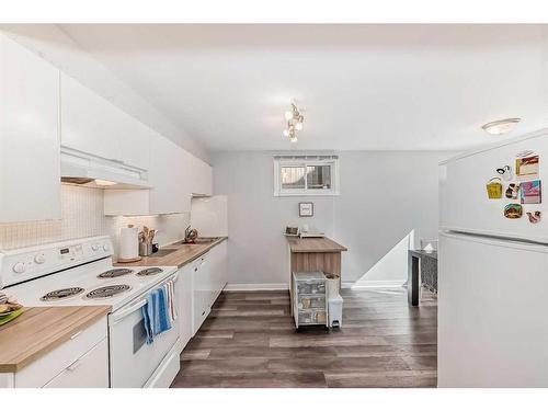 305 32 Avenue Ne, Calgary, AB - Indoor Photo Showing Kitchen