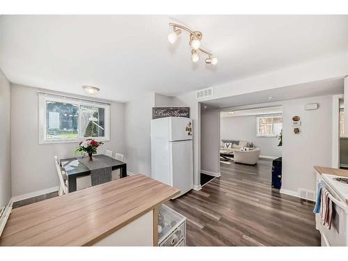 305 32 Avenue Ne, Calgary, AB - Indoor Photo Showing Kitchen