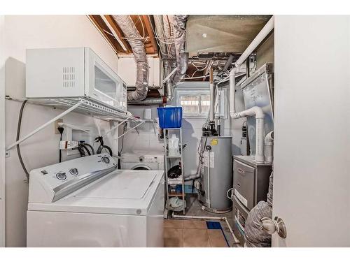 305 32 Avenue Ne, Calgary, AB - Indoor Photo Showing Laundry Room