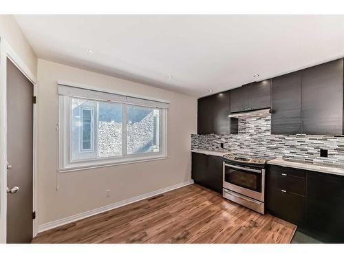 305 32 Avenue Ne, Calgary, AB - Indoor Photo Showing Kitchen With Upgraded Kitchen