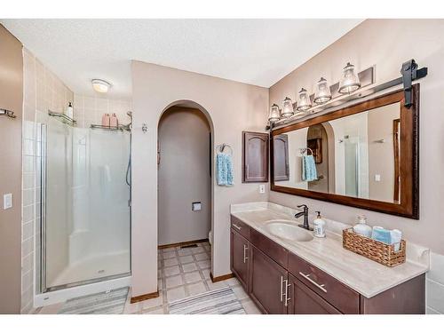 618 Rocky Ridge View Nw, Calgary, AB - Indoor Photo Showing Bathroom