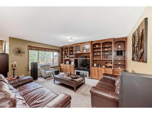 618 Rocky Ridge View Nw, Calgary, AB - Indoor Photo Showing Living Room