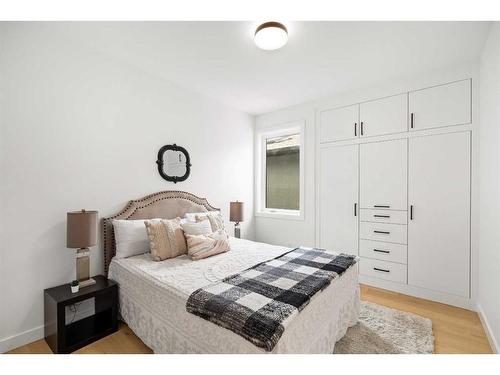 415 18 Avenue Nw, Calgary, AB - Indoor Photo Showing Bedroom