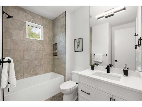 415 18 Avenue Nw, Calgary, AB - Indoor Photo Showing Bathroom