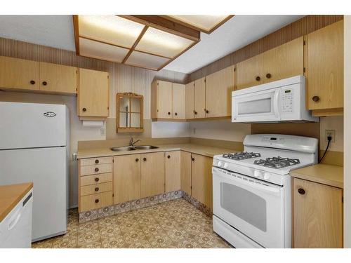 6355 Ranchview Drive Nw, Calgary, AB - Indoor Photo Showing Kitchen With Double Sink