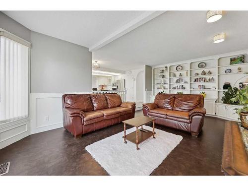 1360 Shawnee Road Sw, Calgary, AB - Indoor Photo Showing Living Room