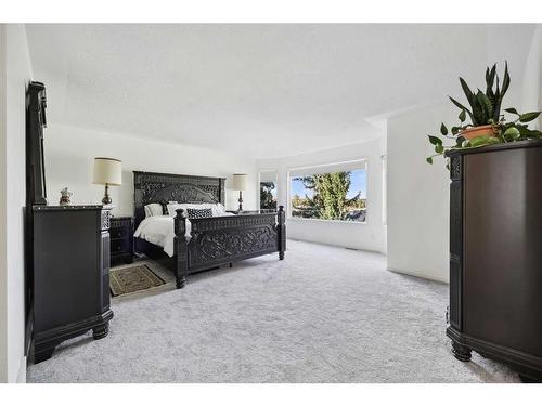 1360 Shawnee Road Sw, Calgary, AB - Indoor Photo Showing Bedroom