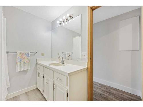 1360 Shawnee Road Sw, Calgary, AB - Indoor Photo Showing Bathroom