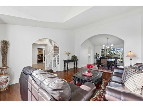 1360 Shawnee Road Sw, Calgary, AB - Indoor Photo Showing Living Room