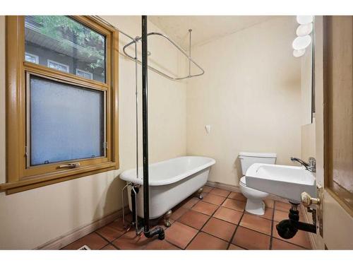 906 8 Avenue Se, Calgary, AB - Indoor Photo Showing Bathroom