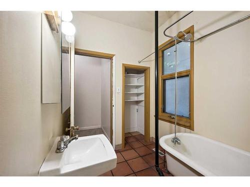 906 8 Avenue Se, Calgary, AB - Indoor Photo Showing Bathroom