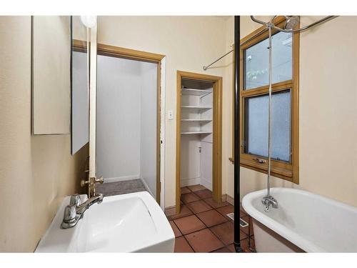 906 8 Avenue Se, Calgary, AB - Indoor Photo Showing Bathroom