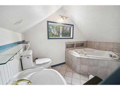 906 8 Avenue Se, Calgary, AB - Indoor Photo Showing Bathroom