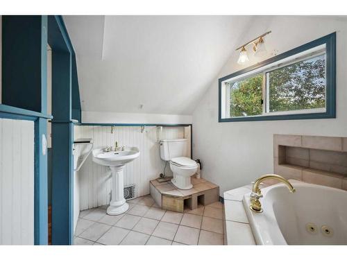 906 8 Avenue Se, Calgary, AB - Indoor Photo Showing Bathroom