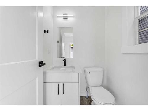 2213 42 Street Se, Calgary, AB - Indoor Photo Showing Bathroom