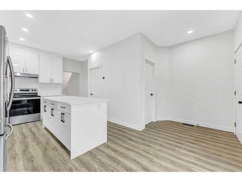 2213 42 Street Se, Calgary, AB - Indoor Photo Showing Kitchen