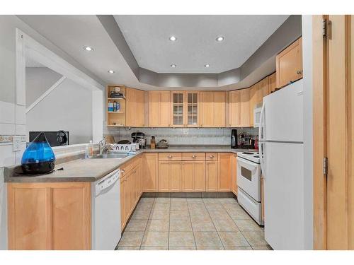 113-3809 45 Street Sw, Calgary, AB - Indoor Photo Showing Kitchen