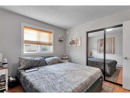 113-3809 45 Street Sw, Calgary, AB - Indoor Photo Showing Bedroom