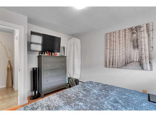 113-3809 45 Street Sw, Calgary, AB - Indoor Photo Showing Bedroom