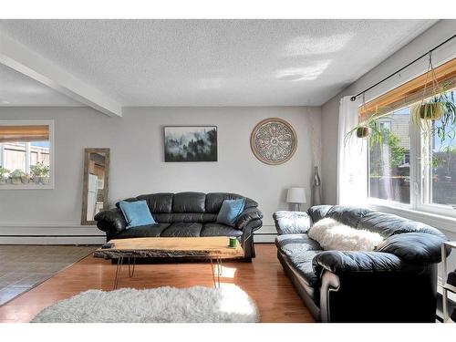 113-3809 45 Street Sw, Calgary, AB - Indoor Photo Showing Living Room