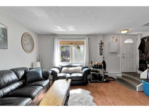 113-3809 45 Street Sw, Calgary, AB - Indoor Photo Showing Living Room