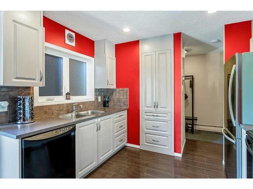 138-6919 Elbow Drive Sw, Calgary, AB - Indoor Photo Showing Kitchen With Double Sink