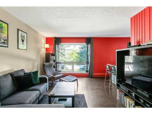 138-6919 Elbow Drive Sw, Calgary, AB - Indoor Photo Showing Living Room