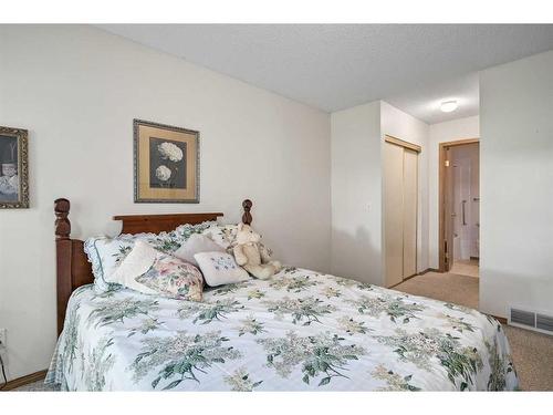 45 Somervale Point Sw, Calgary, AB - Indoor Photo Showing Bedroom