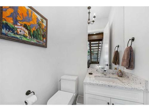 724 36 Street Nw, Calgary, AB - Indoor Photo Showing Bathroom