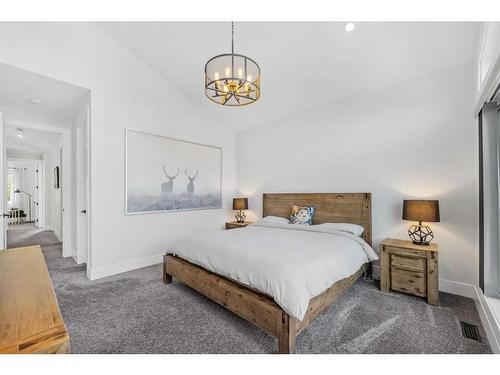 724 36 Street Nw, Calgary, AB - Indoor Photo Showing Bedroom