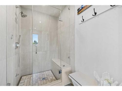 724 36 Street Nw, Calgary, AB - Indoor Photo Showing Bathroom