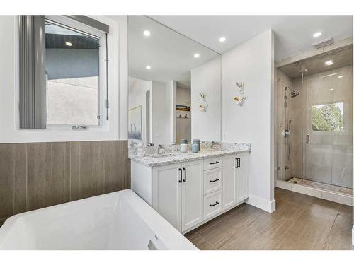 724 36 Street Nw, Calgary, AB - Indoor Photo Showing Bathroom