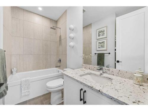 724 36 Street Nw, Calgary, AB - Indoor Photo Showing Bathroom