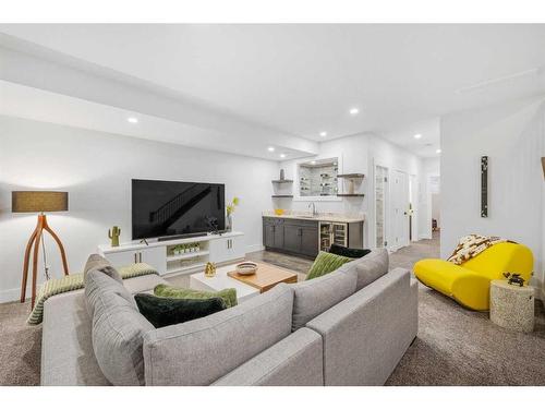 724 36 Street Nw, Calgary, AB - Indoor Photo Showing Living Room