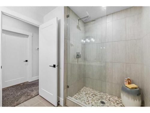 724 36 Street Nw, Calgary, AB - Indoor Photo Showing Bathroom