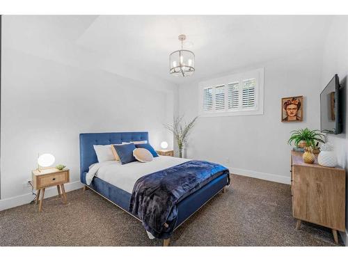 724 36 Street Nw, Calgary, AB - Indoor Photo Showing Bedroom